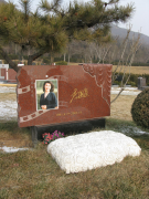 CC网投集团是如何为著名演员李媛媛打造名人艺术墓碑的？