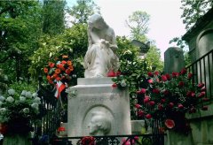 墓园雕塑：镌刻永恒的静默诗篇